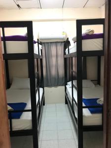 Postel nebo postele na pokoji v ubytování Holiday Phangan - Hostel & Bar