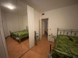 Zimmer mit 2 Betten in einem Zimmer mit Spiegel in der Unterkunft Villa Chia’ in Santa Cesarea Terme