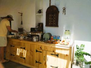 Kuchyň nebo kuchyňský kout v ubytování بيت الصباح نزل وكافيه Bait AlSabah Heritage Inn & Cafe