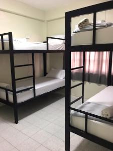 Postel nebo postele na pokoji v ubytování Holiday Phangan - Hostel & Bar
