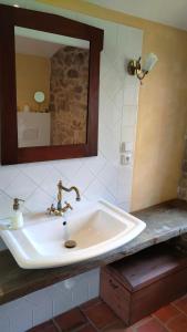um lavatório branco na casa de banho com um espelho em Old Style Cottage em Horní Paseka