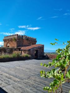 Arignano的住宿－Rocca di Arignano，一座蓝色天空的古老砖砌建筑