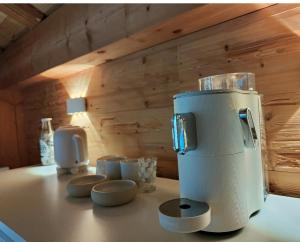 una macchinetta del caffè bianca seduta sopra un bancone di Chambre Boille à Lait a Entremont
