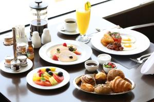 - une table avec des assiettes de petit-déjeuner dans l'établissement Four Points By Sheraton Kuwait, à Koweït