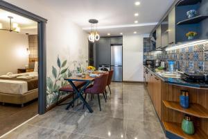Kuchyň nebo kuchyňský kout v ubytování Baymari Suites Design Florya