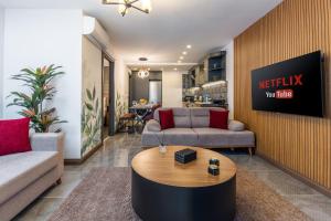 TV a/nebo společenská místnost v ubytování Baymari Suites Design Florya
