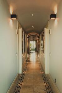 un pasillo en un edificio con un pasillo largo en Kocadon Museum Hotel, en Bodrum City