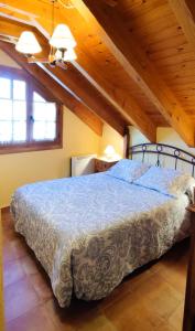 a bedroom with a bed in a room with wooden ceilings at Apartamento con encanto in Taull