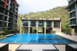 ein Schwimmbad in der Mitte eines Gebäudes in der Unterkunft Execlusive Suite 209 by Forest Khaoyai in Ban Huai Sok Noi