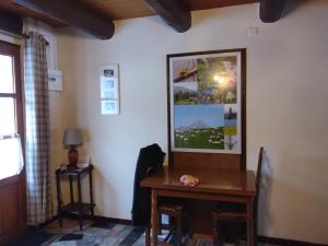 a dining room with a table and a picture on the wall at Gîte de la Séoube in Campan