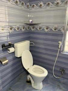 Koupelna v ubytování Hotel Shivanand + 27 fotografií