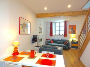 - un salon avec une table et un canapé dans l'établissement Agréable maison au centre historique de Foix avec garage, à Foix