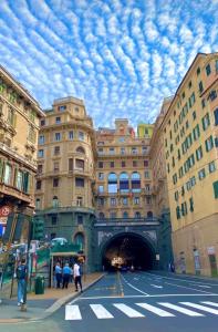 vista su un tunnel in una città con edifici di Monolocale nel cuore di Genova a Genova