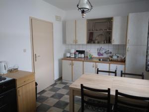 een keuken met een tafel en stoelen in een kamer bij Apartment Gabi in Smoljanac
