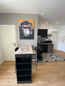 Zimmer mit einem Schreibtisch und einem Wandgemälde in der Unterkunft Brown Cosy in Louviers