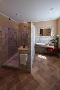 y baño con bañera, lavabo y espejo. en Tenuta Aranuova en Vercelli