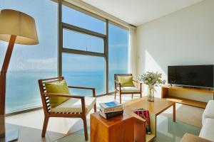 Khu vực ghế ngồi tại Watch The Sunrise At Our Oceanfront Suite