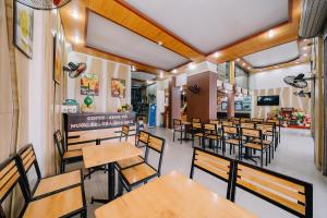 une salle à manger avec des tables et des chaises en bois dans l'établissement Cat Ba My Ngoc View Hotel, à Cat Ba