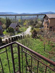 una vista desde el balcón de una casa en Wypoczynek w górach, en Węgierska Górka