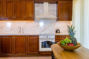 Cucina o angolo cottura di Solaris Methea- Luxury Central Villa by the Castle