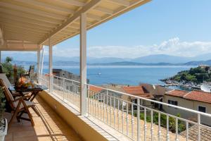 - un balcon avec vue sur l'eau dans l'établissement Solaris Methea- Luxury Central Villa by the Castle, à Kassiopi