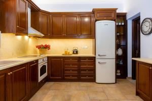Cucina o angolo cottura di Solaris Methea- Luxury Central Villa by the Castle