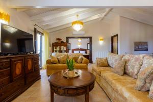 TV o dispositivi per l'intrattenimento presso Solaris Methea- Luxury Central Villa by the Castle