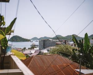 una vista del agua desde el techo de un edificio en De Nata, en Labuan Bajo