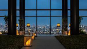 - Vistas a la ciudad desde un edificio con luces en Bulgari Hotel Tokyo, en Tokio