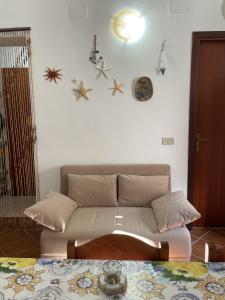 sala de estar con sofá y mesa en Casa Spaziosa al centro di Ustica, en Ustica