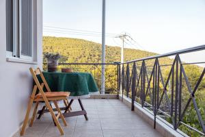 Un balcon sau o terasă la Mary's Paradise Apartment with panoramic sea view to Kakia Thalassa and Daskalio