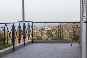 Un balcon sau o terasă la Mary's Paradise Apartment with panoramic sea view to Kakia Thalassa and Daskalio