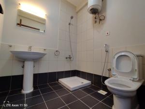 Koupelna v ubytování KAEC separate room with separate toilet shared apartment
