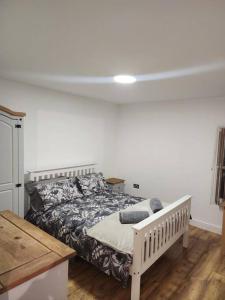 biała sypialnia z łóżkiem w pokoju w obiekcie City Centre 2 Bed 2 Bath 5 guest with Cheapest overnight Car park w mieście Leicester