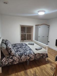 City Centre 2 Bed 2 Bath 5 guest with Cheapest overnight Car park 객실 침대