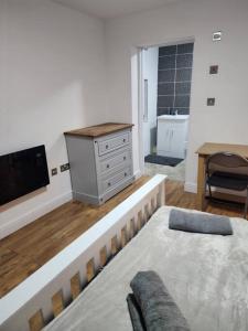a bedroom with a bed and a tv and a desk at City Centre 2 Bed 2 Bath 5 guest with Cheapest overnight Car park in Leicester