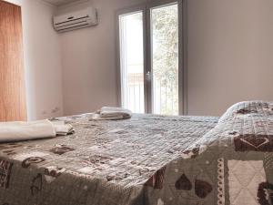 - une chambre avec un lit doté d'une couette dans l'établissement Villa Ginestra, à Santa Ninfa