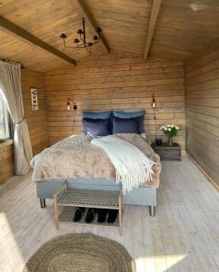 een slaapkamer met een bed in een houten hut bij Secluded Holiday Home, With private beach in Ålesund