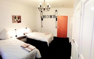 una habitación con 2 camas y un cartel que dice hogar en ELENA flat ROSA Oberhausen Zentrum CentrO Westfield, en Oberhausen