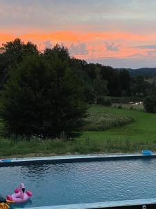 Bazén v ubytování Une pause en Corrèze nebo v jeho okolí