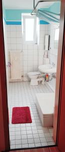 een badkamer met een wastafel, een toilet en een wastafel bij ELENA flat ROSA Oberhausen Zentrum CentrO Westfield in Oberhausen