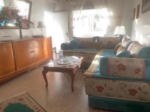 een woonkamer met een bank en een salontafel bij Appartment Avenue Hassan II in Agadir