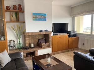 Televízia a/alebo spoločenská miestnosť v ubytovaní Villa Gardenia mit Pool und traumhaftem Meerblick