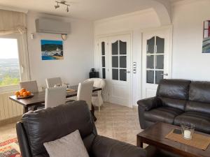Posedenie v ubytovaní Villa Gardenia mit Pool und traumhaftem Meerblick
