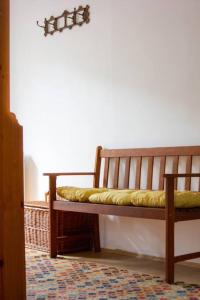 un banco de madera sentado en una habitación con una mesa en Diófa Vendégház, Zebegény, en Zebegény