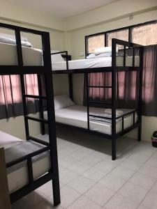 Postel nebo postele na pokoji v ubytování Holiday Phangan - Hostel & Bar