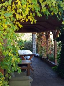 einem Picknicktisch aus Holz unter einer hölzernen Pergola in der Unterkunft Zubrowa Ostoja 