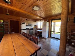 eine Küche und ein Esszimmer mit einem Holztisch in der Unterkunft Zubrowa Ostoja 