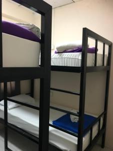 Postel nebo postele na pokoji v ubytování Holiday Phangan - Hostel & Bar