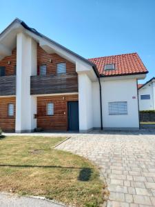 uma casa com uma entrada de tijolos em frente em Riverside Holiday House em Čatež ob Savi